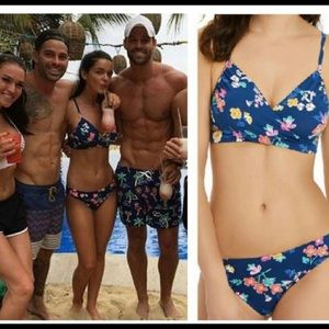 🏄🏼‍♀️Vera Bradley Blue Floral Bikini Top🌸
